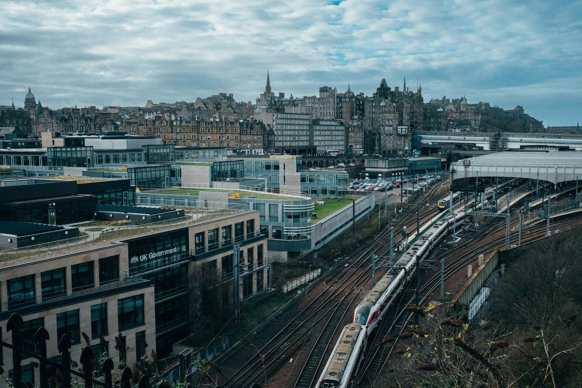 edinburgh waverley train station