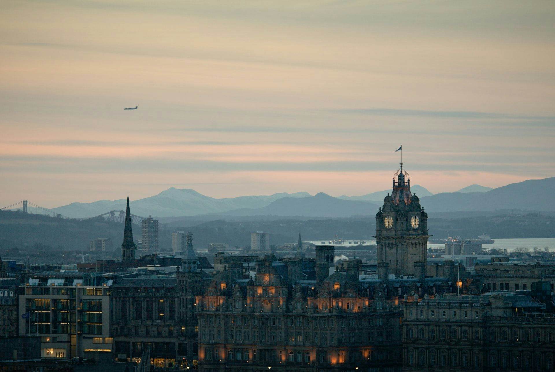 edinburgh in the evening